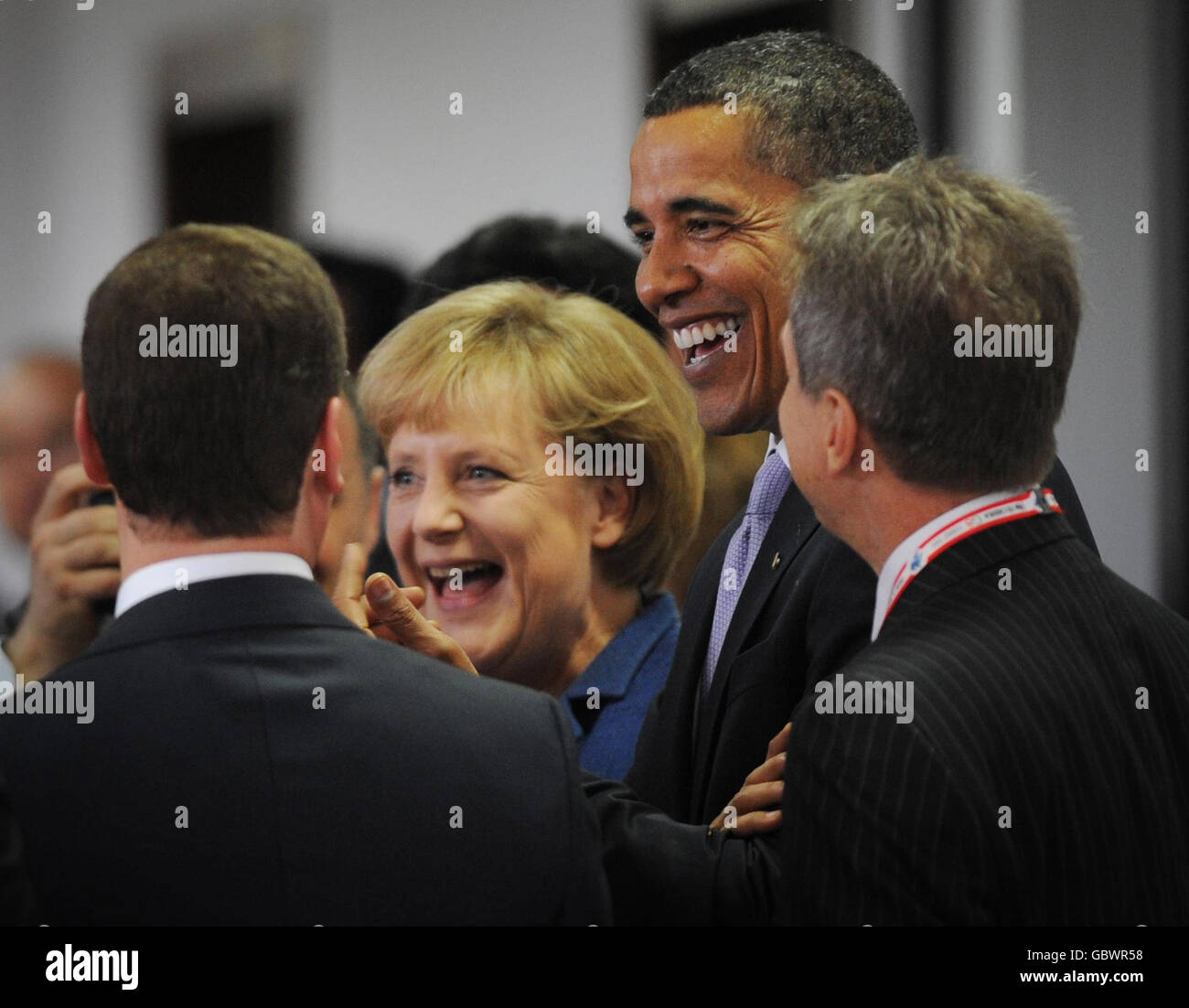 Präsident Obama (2. Rechts) und Bundeskanzlerin Angela Merkel teilen einen Witz mit dem russischen Präsidenten Dmitri Medwedew, als sie heute beim G8-Gipfel in L'Aquila ankommen. Stockfoto