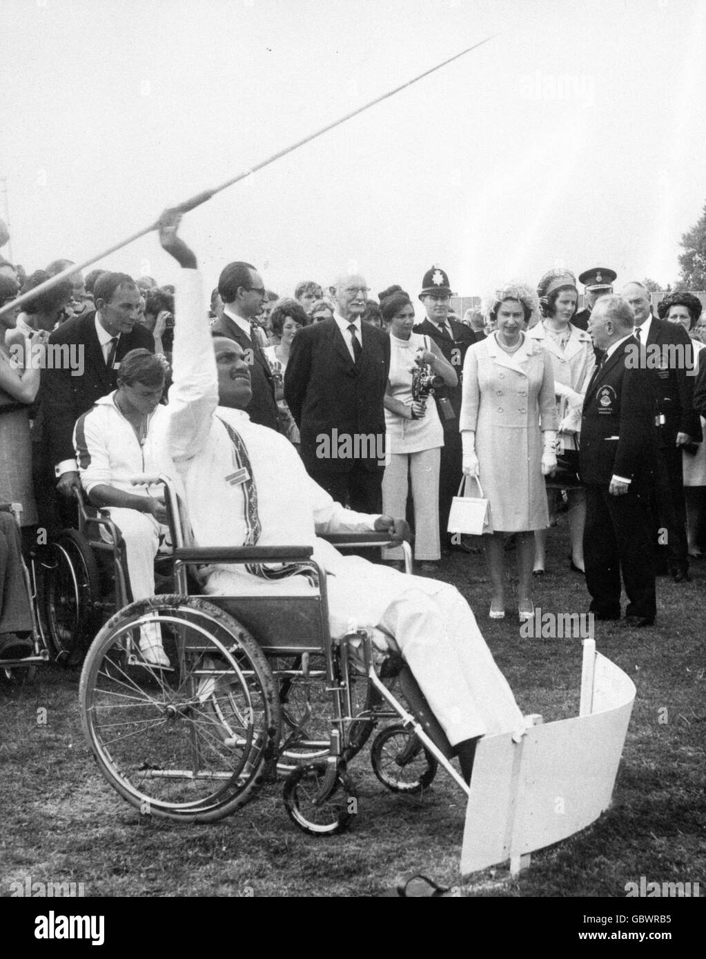 Queen Elizabeth II. Während der offiziellen Eröffnung des neuen Sportstadions im Stoke Mandeville Hospital. Die Königin beobachtet zusammen mit Sir Ludwig Guttman das Javelin-Ereignis. Stockfoto