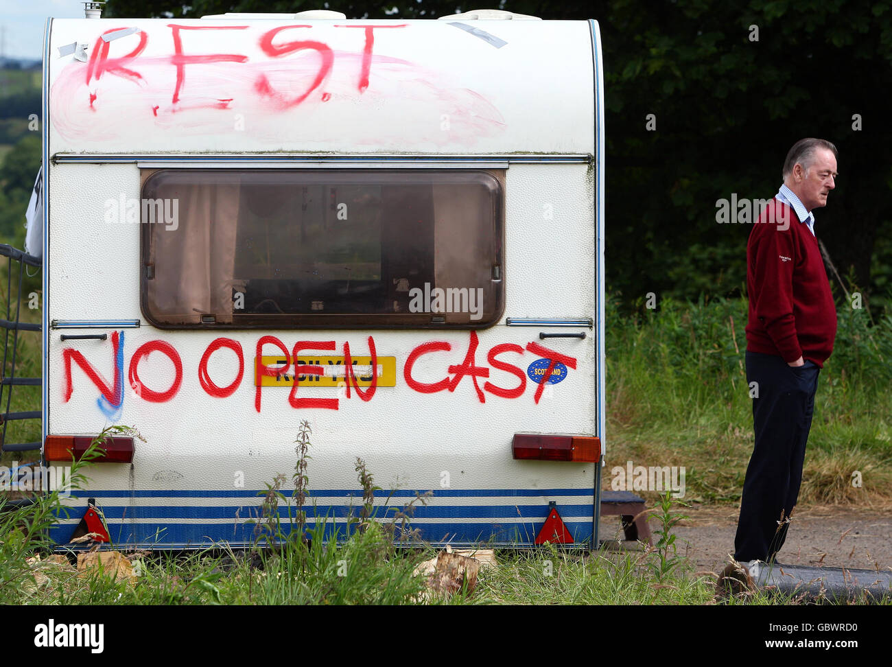 Ein Umweltaktivisteur auf dem schottischen Kohlestandort in Douglas in Mainshill Wood, nachdem die Polizei eintraf, um die Barrikaden zu entfernen, die die Demonstranten eingerichtet haben. Stockfoto