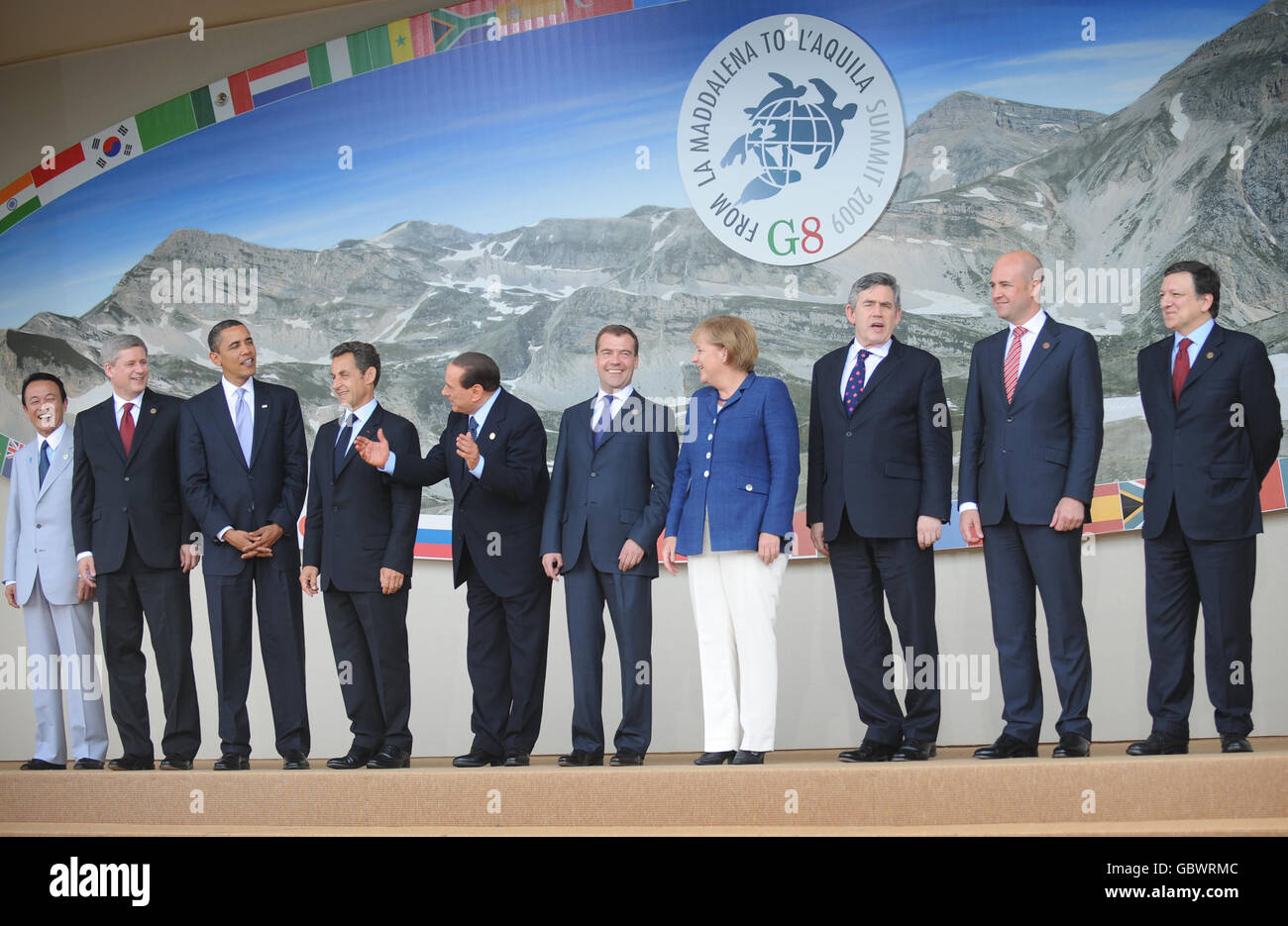 G8-Führer posieren für das Familienfoto (von links nach rechts) Japanischer Ministerpräsident Taro Aso, kanadischer Premierminister Stephen Harper, US-Präsident Barack Obama, französischer Präsident Nicolas Sarkozy, italienischer Ministerpräsident Silvio Berlusconi, Russlands Präsident Dmitri Medwedew, Bundeskanzlerin Angela Merkel, Englands Premierminister Gordon Brown, Präsident der EU und Schwedens Premierminister Fredrik Reinfeldt und Mauel Barroso von der EU-Kommission. Stockfoto