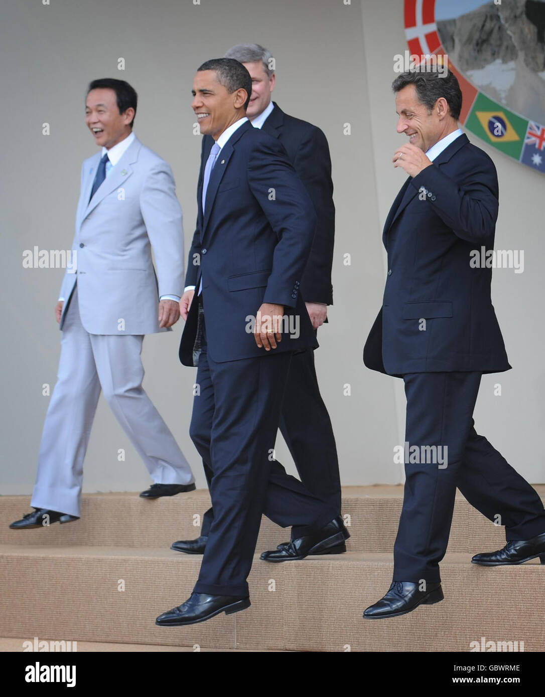 G8-Führer verlassen die Bühne, nachdem sie für ihr Familienfoto posiert haben (von links nach rechts).der japanische Premierminister Taro Aso, der US-Präsident Barack Obama, der kanadische Premierminister Stephen Harper, der französische Präsident Nicolas Sarkozy beim G8-Gipfel in L'Aquila heute. Stockfoto