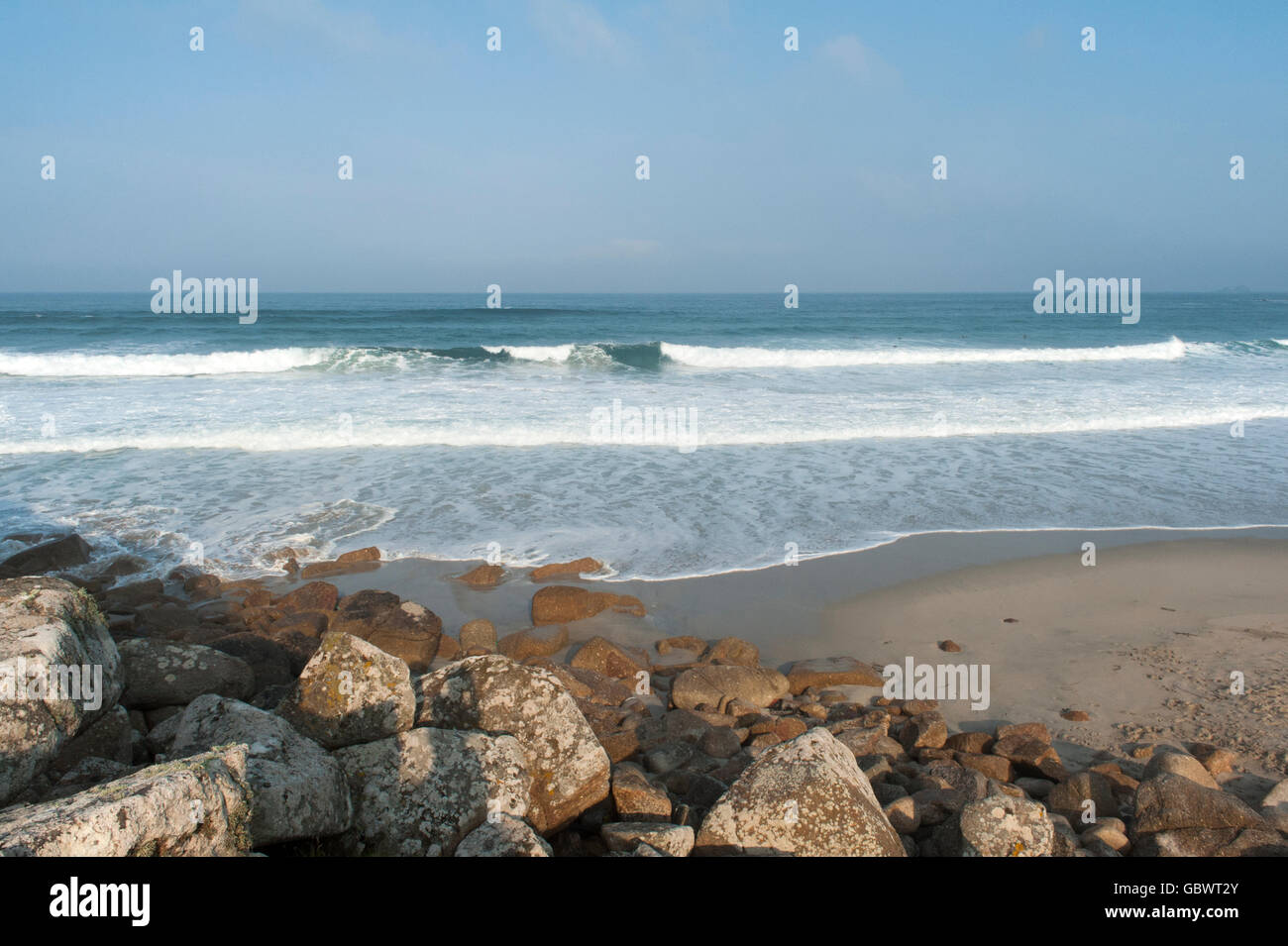 Große Flut am Gwynver Strand in der Nähe von Endland, Cornwall. Vier oder fünf Surfer warten auf eine Welle sehen aus wie winzige schwarze Punkte Stockfoto