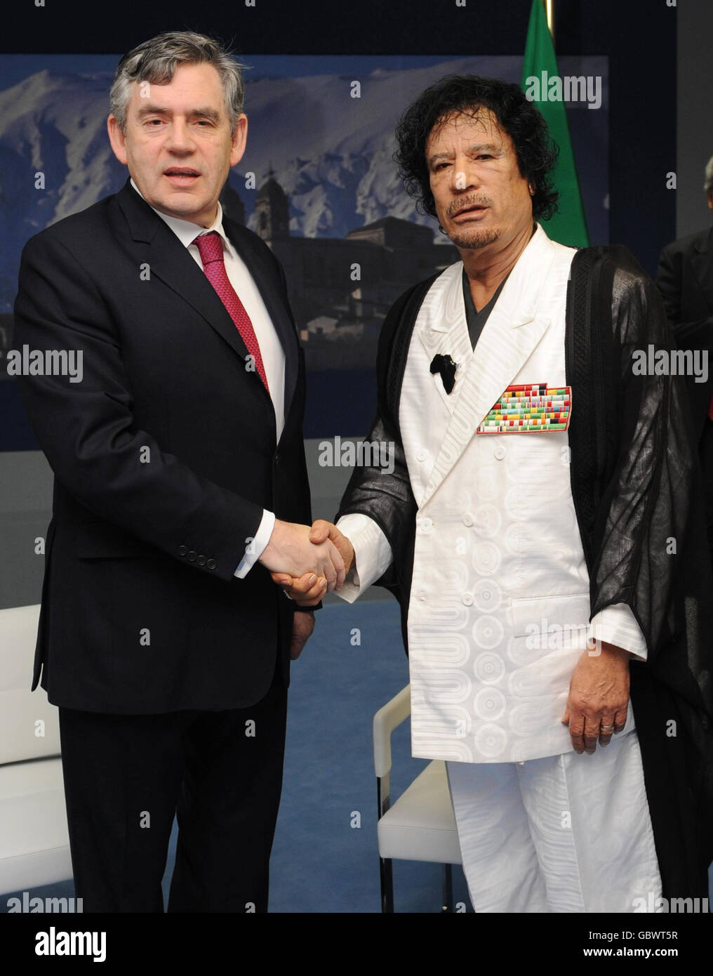 Premierminister Gordon Brown trifft auf dem G8-Gipfel in L'Aquilla den libyschen Staatschef Muammar Gaddafi. Stockfoto