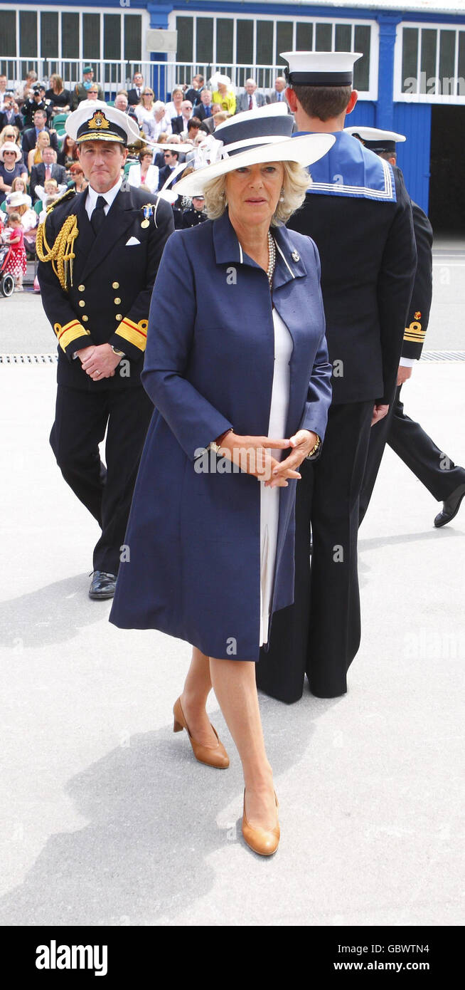 Die Herzogin von Cornwall in ihrer Rolle als Commodore in Chief, Royal Naval Medical Services, präsentiert Wahlkampfmedaillen für den Dienst in Afghanistan an medizinisches Personal bei HMS Excellent, Whale Island, Portsmouth. Stockfoto