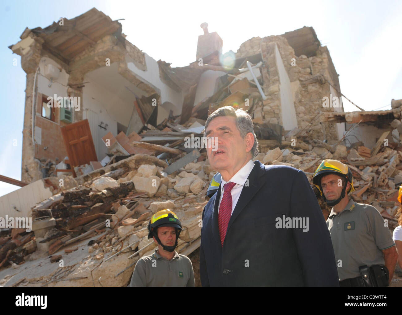 Premierminister Gordon Brown besucht das zerstörte Dorf Onna in der Nähe von L'Aquila, Italien, das sich im Epizentrum des Erdbebens befand, das die Region am 6. April 2009 heimsuchte. Stockfoto