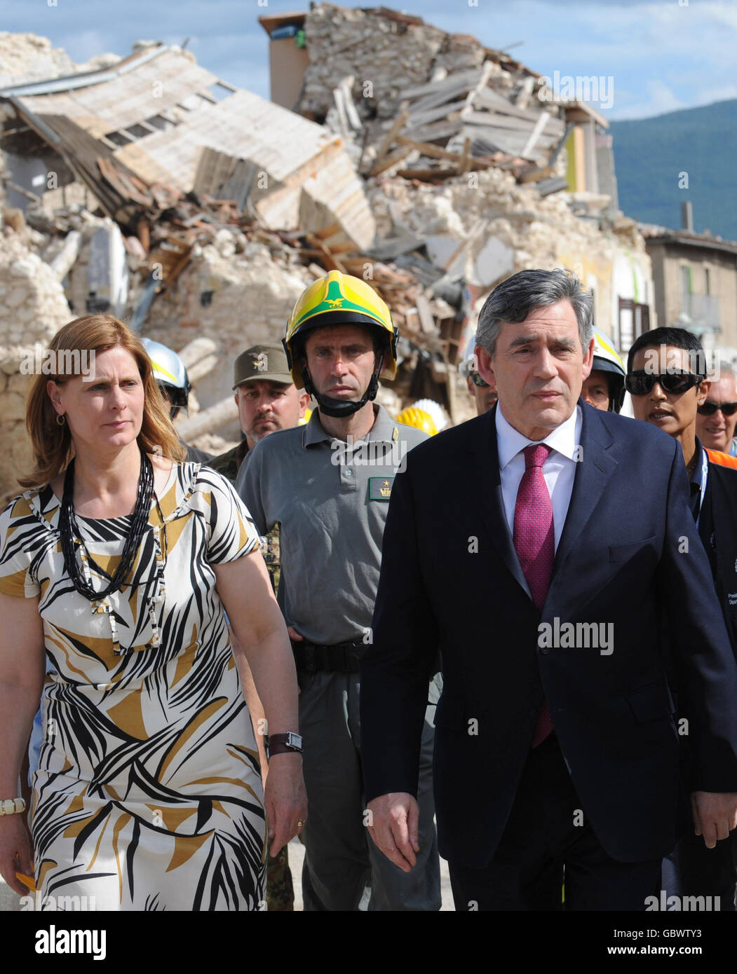 Premierminister Gordon Brown (rechts) und seine Frau Sarah Brown (links) besuchen das zerstörte Dorf Onna in der Nähe von L'Aquila, Italien, das am Epizentrum des Erdbebens war, das die Region am 6. April 2009 heimsuchte. Stockfoto