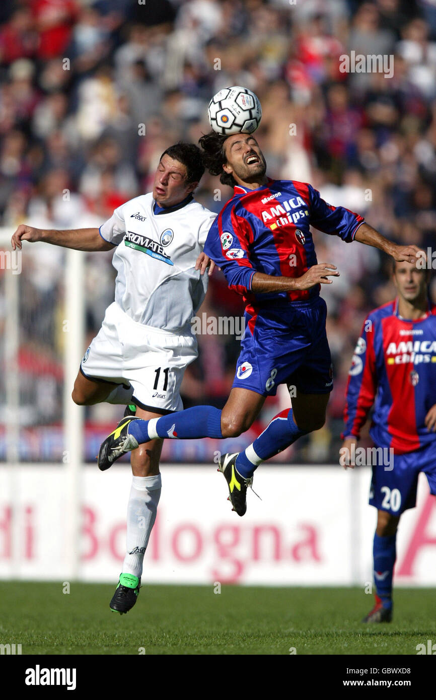 Fußball - Italienische Serie A - Bologna / Atalanta. Bologna's Federico Giunti (r) und Atalanta's Igor Budan (l) springen für den Header Stockfoto