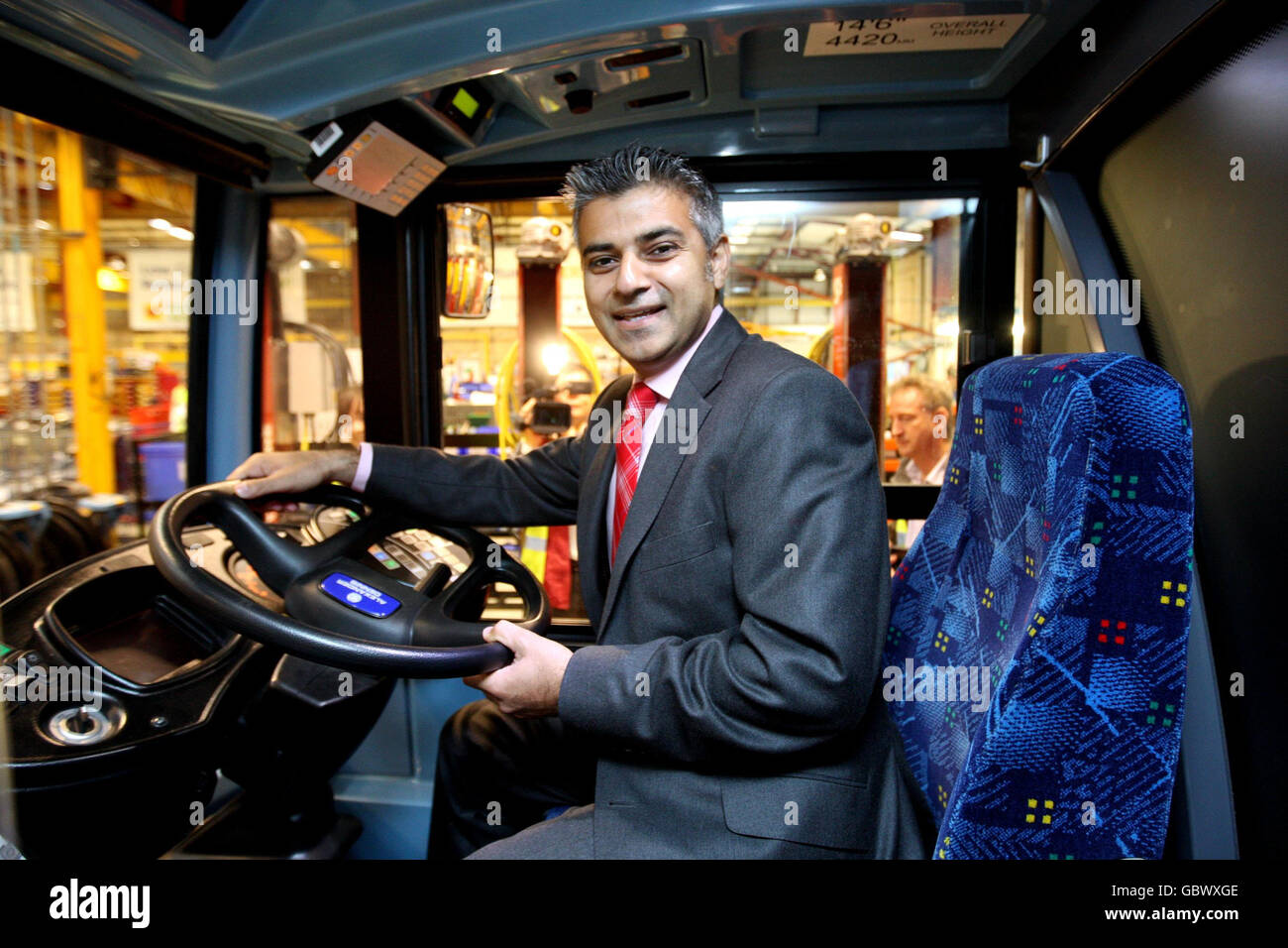 Sadiq Khan sitzt auf dem Fahrersitz, als er die Alexander Dennis Limited Fabrik in Guildford, Surrey besucht. Stockfoto