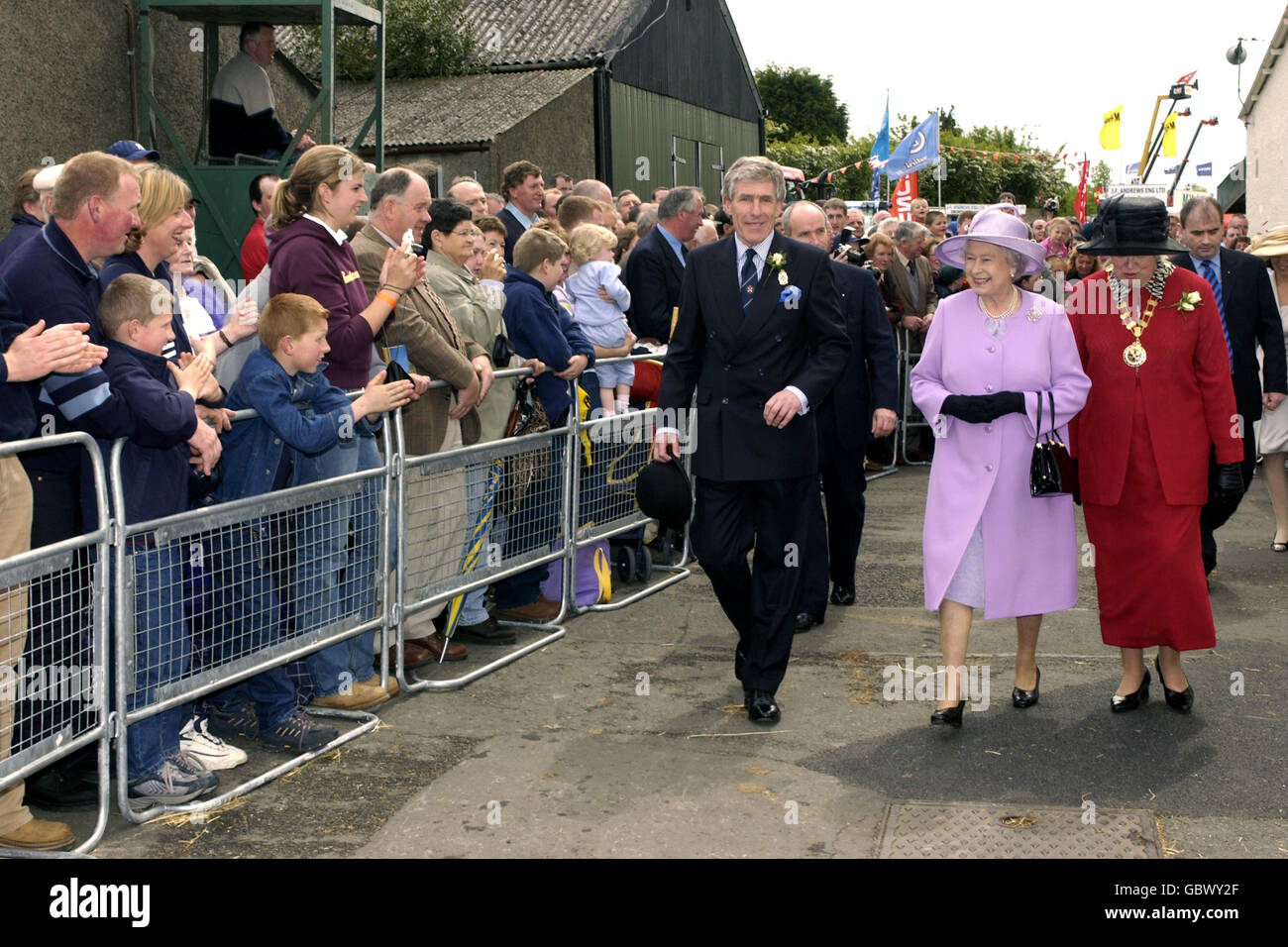 Königin Elizabeth II. Besucht die Royal Ulster Agricultural Show, Balmoral am letzten Tag des Golden Jubilee Besuches der Königin in Nordirland. Stockfoto