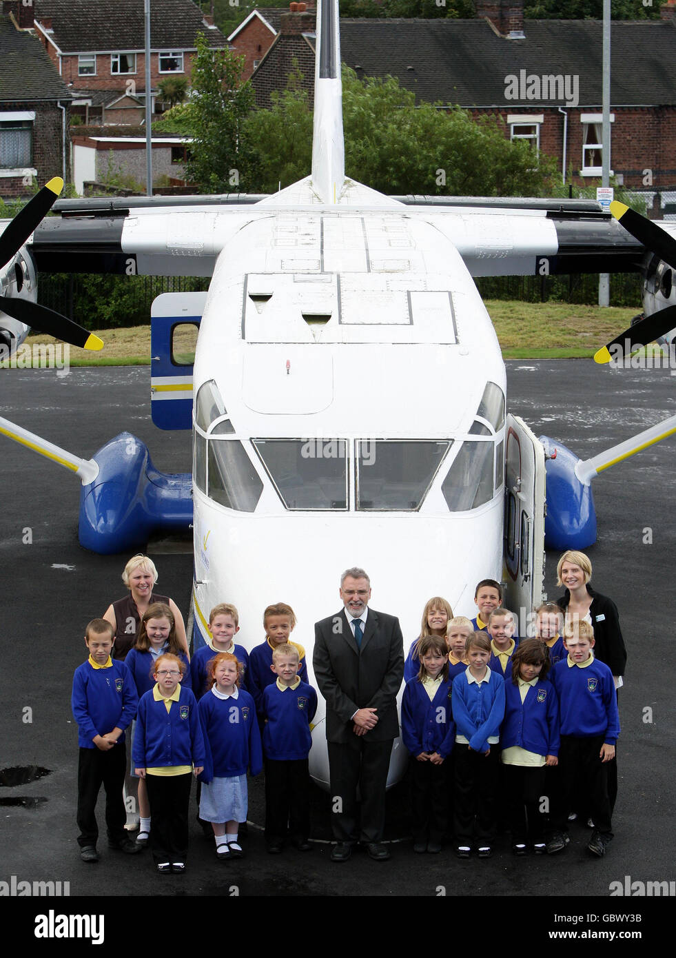 Lehrerin Anne Grattage (rechts) und Schulleiter David Lawrence (Mitte) mit Schülern der 3. Und 4. Klasse und der Kingsland Primary School in Stoke on Trent, mit dem Flugzeug, das sie als Klassenzimmer benutzen. Stockfoto