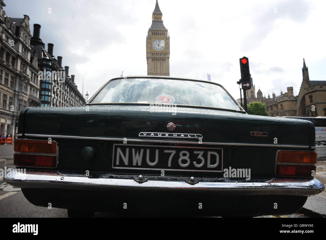 Ein Vauxhall Viva nimmt an einem Protest rund um den Londoner Parliament Square Teil, wo Vauxhall-Arbeiter eine Kampagne für den Schutz ihrer Arbeitsplätze führen. Stockfoto