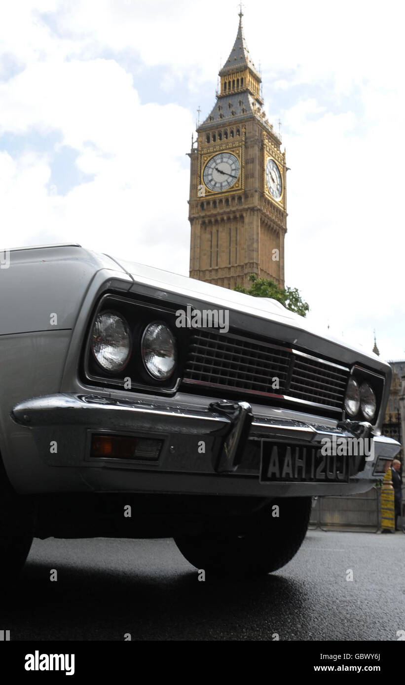 Ein Vauxhall Victor nimmt an einem Protest rund um den Londoner Parliament Square Teil, wo Vauxhall-Arbeiter eine Kampagne für den Schutz ihrer Arbeitsplätze führen. Stockfoto