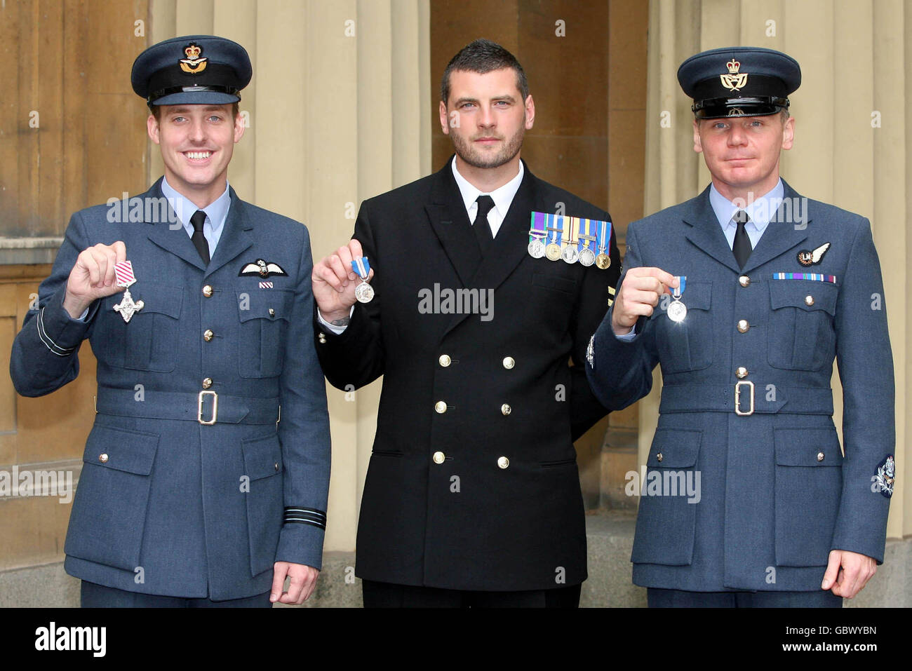 (Von links nach rechts) Airforce Cross Gewinner Flight Lieutenant Lee Turner und die Queen's Gallantry Medal Gewinner, Petty Office Aircrewman Kevin Regan und Master Aircrewman, Richard Taylor, im Buckingham Palace, nachdem sie ihre Medaillen gesammelt hatten - die für Tapferkeit vergeben wurden, während sie auf einen Notruf von der Ferry MV Riverdance reagierten. Stockfoto