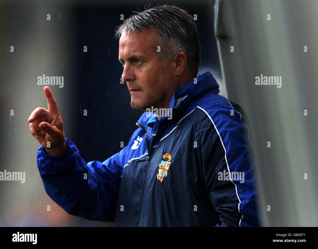 Fußball - vor der Saison freundlich - Telford United / Port Val - Bucks Head Stadium. Micky Adams, Port-Vials-Manager, an der Touchline Stockfoto