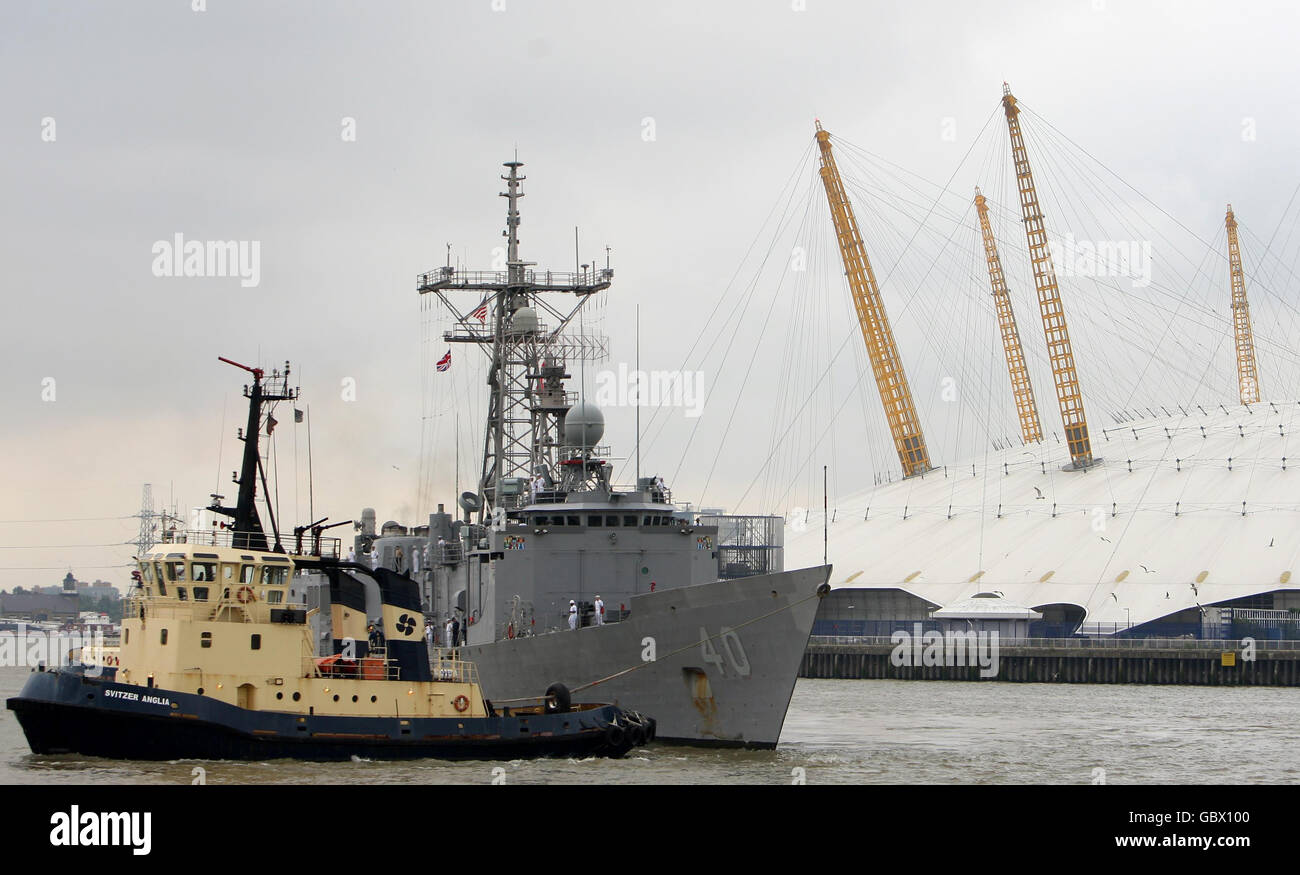 Die USS Halyburton passiert die Arena 02, als sie in den Docklands, London, ankommt, wo sie drei Nächte bleiben wird. Stockfoto