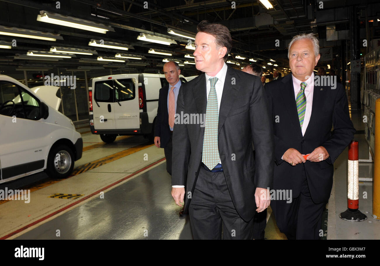 Business Secretary Lord Mandelson (Mitte) inspiziert die Produktionslinie mit dem Vorsitzenden von GM UK Bill Parfitt während eines Besuchs im GM-Werk in Luton. Stockfoto