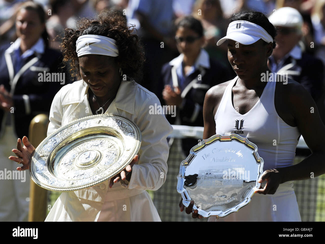 Die US-Amerikanerin Serena Williams (links) feiert ihren Sieg über die US-Amerikanerin Venus Williams während der Wimbledon Championships im All England Lawn Tennis and Croquet Club, Wimbledon, London. Stockfoto