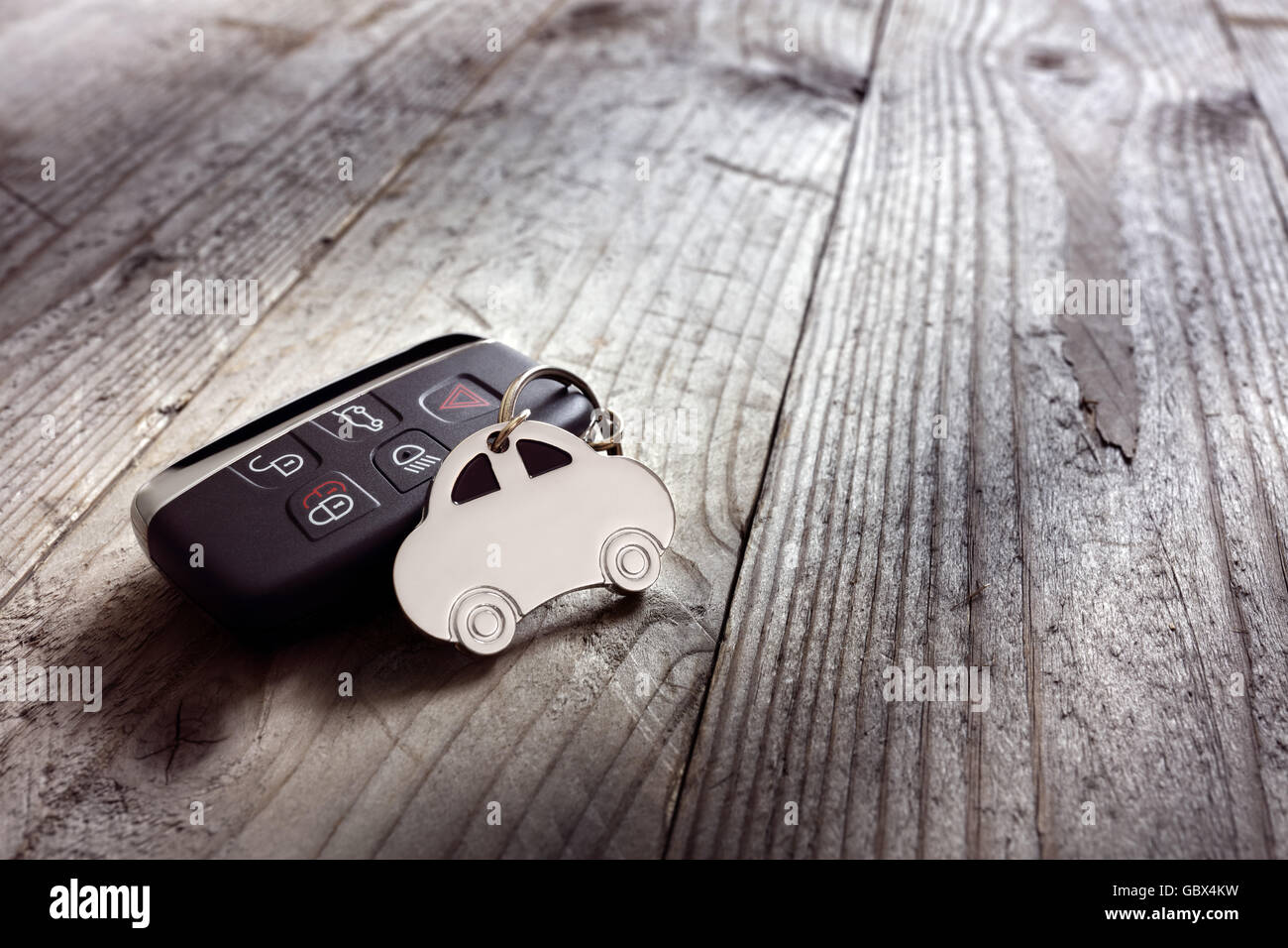 Auto Form Schlüsselanhänger und keyless-Entry remote auf Holz Hintergrund Stockfoto