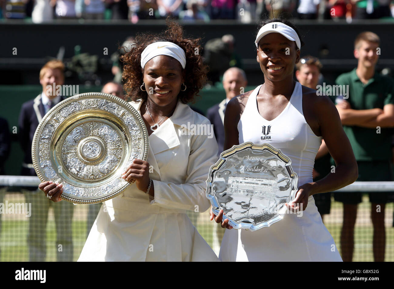 Die USA Serena Williams und Venus Williams mit ihren Trophäen nach dem Ladies Final während der Wimbledon Championships 2009 im All England Lawn Tennis and Croquet Club, Wimbledon, London. Stockfoto