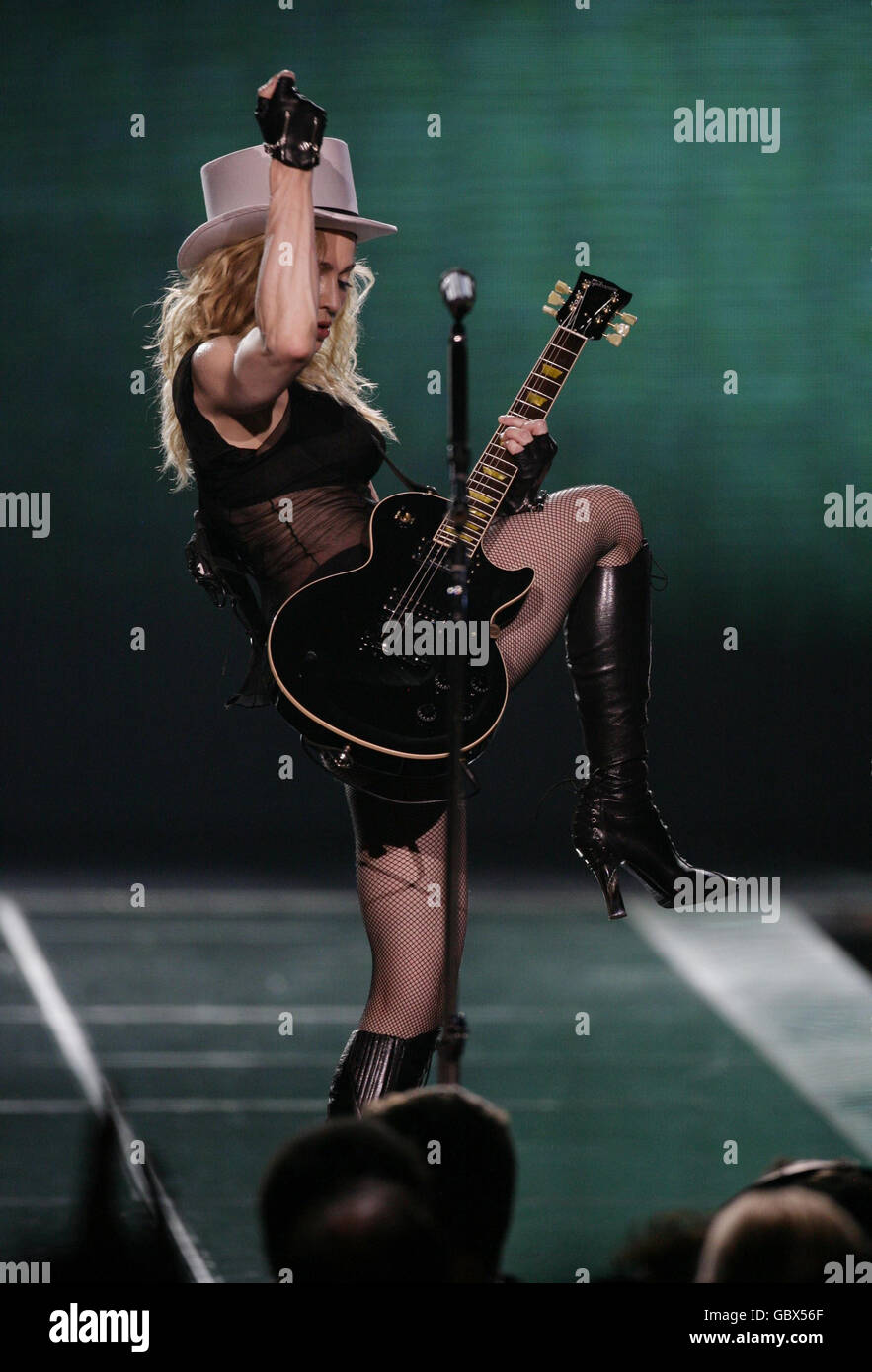 Madonna auf Tour. Madonna tritt am ersten Abend ihrer Sticky & Sweet Tour auf der Bühne der O2 Arena in London auf. Stockfoto