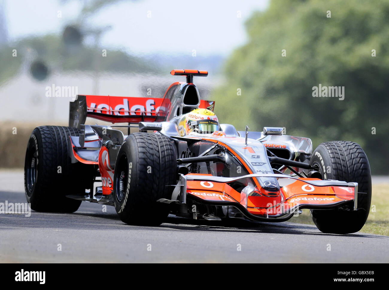 Großbritanniens Lewis Hamilton während des Goodwood Festival of Speed in Chichester, West Sussex. Stockfoto
