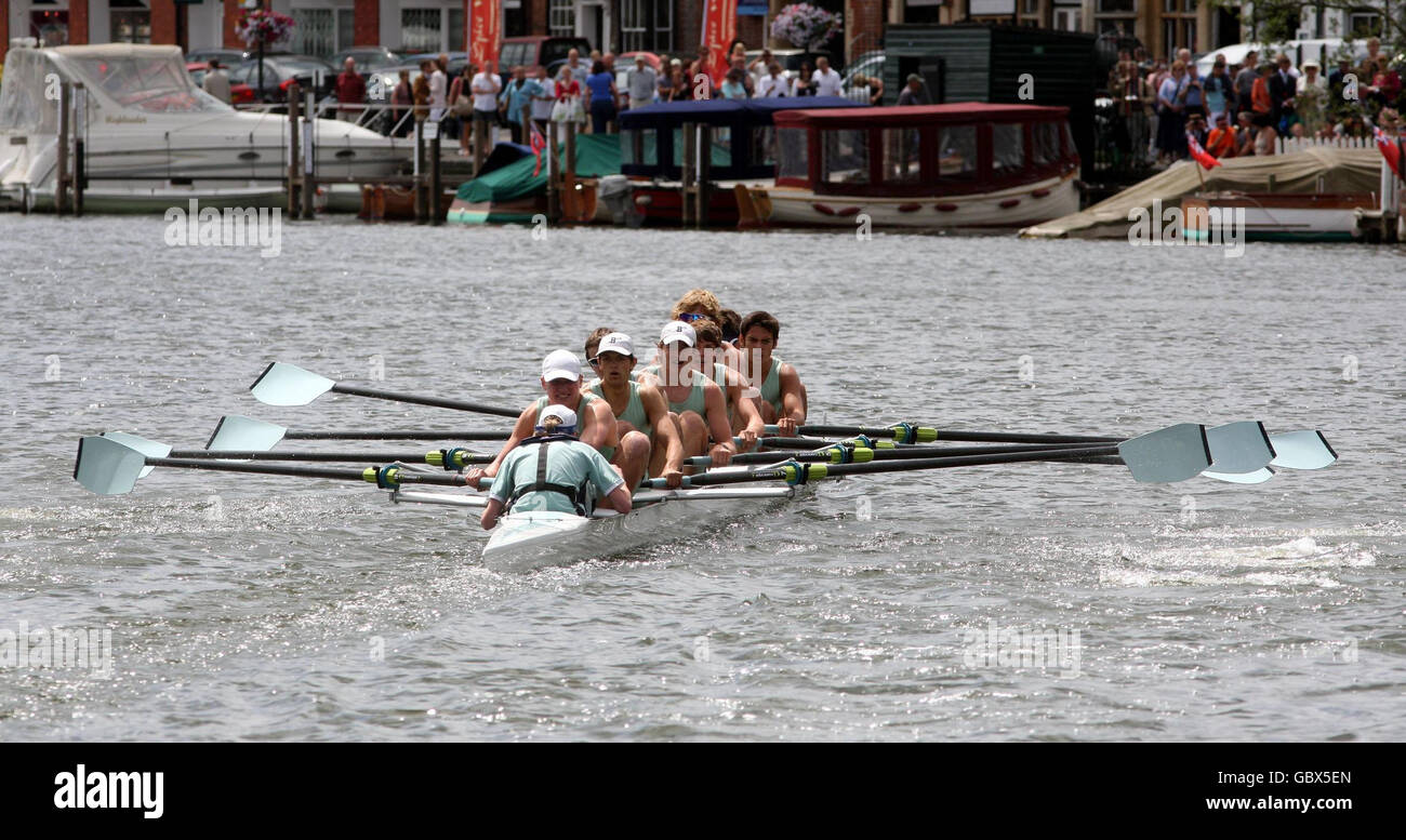 Eton College gewinnt den Princess Elizabeth Challenge Cup am Finaltag bei der Henley Royal Regatta auf der Themse in Henley-on-Thames, Oxfordshire. Stockfoto