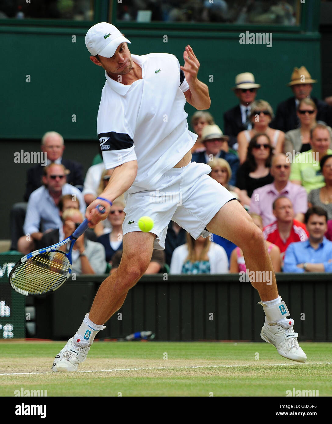 Der US-Amerikaner Andy Roddick im Einsatz gegen den Schweizer Roger Federer während der Wimbledon Championships beim All England Lawn Tennis and Croquet Club, Wimbledon, London. Stockfoto