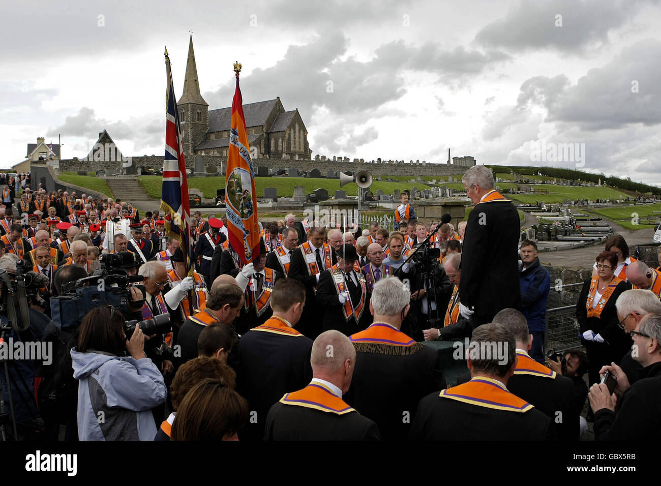 Mitglieder der Portadown Orange Lodge halten einen Gebetgottesdienst an Polizeilinien ab, nachdem Beamte während ihres jährlichen Drumcree-Dienstes die Lodge-Mitglieder für ein weiteres Jahr von der nationalistischen Garvaghy Road abgewiesen hatten. Stockfoto