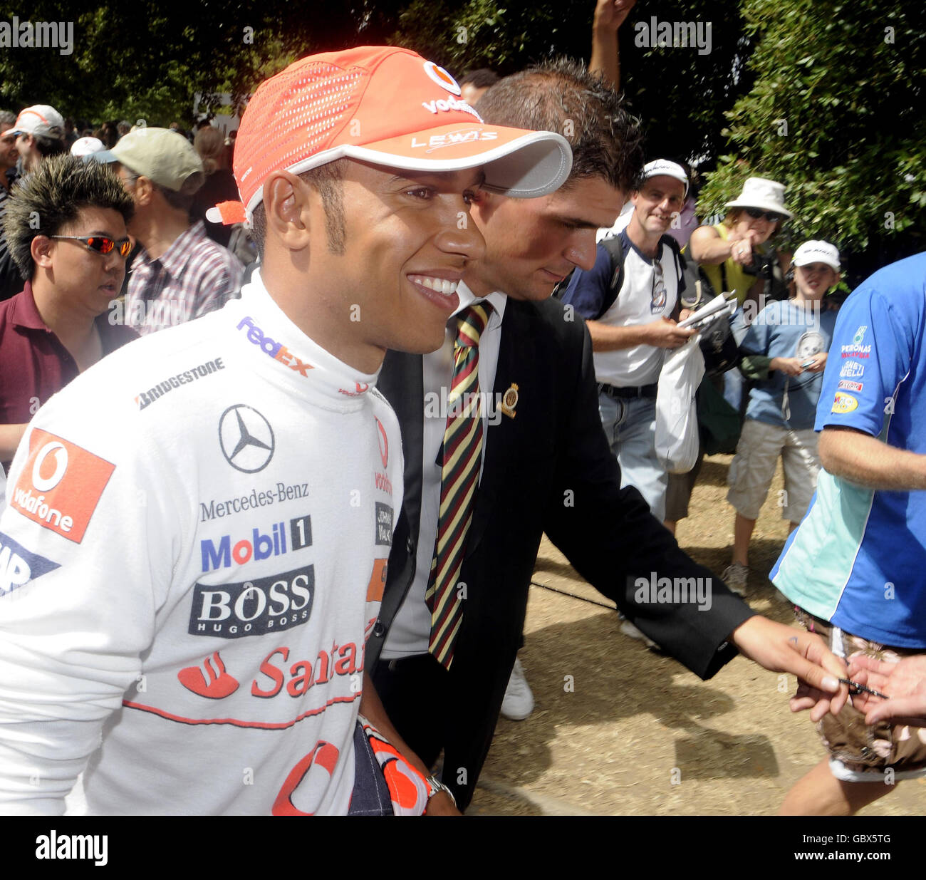 Lewis Hamilton macht sich auf den Weg zum Fahrerlager während des Goodwood Festival of Speed in Chichester, West Sussex. Stockfoto