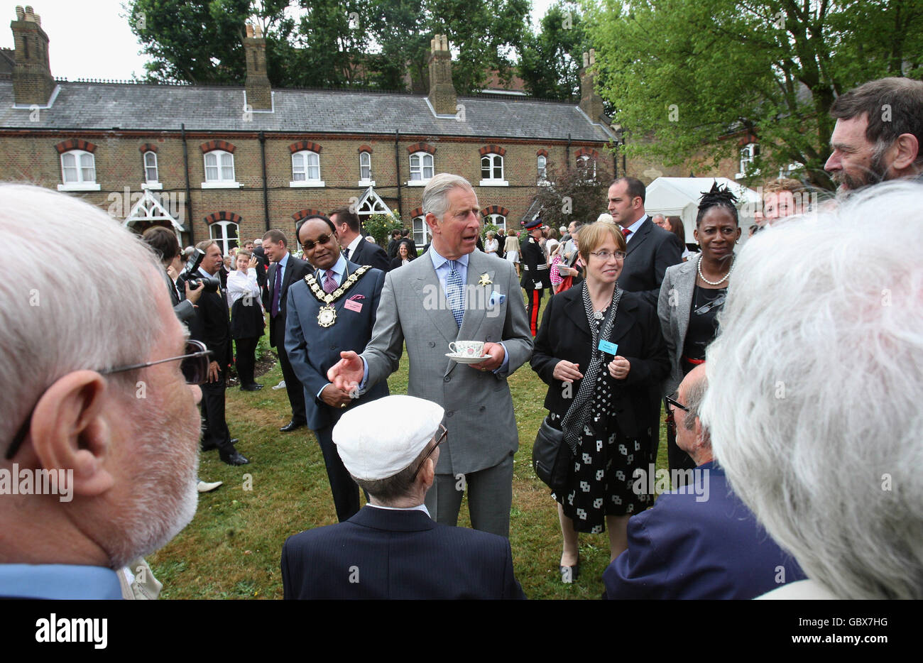 Der Prinz von Wales, Schirmherr der Almshouse Association, bei einem Besuch in St. Pancras Almshouse im Norden Londons, um das 150-jährige Jubiläum der Almshouse zu feiern. Stockfoto