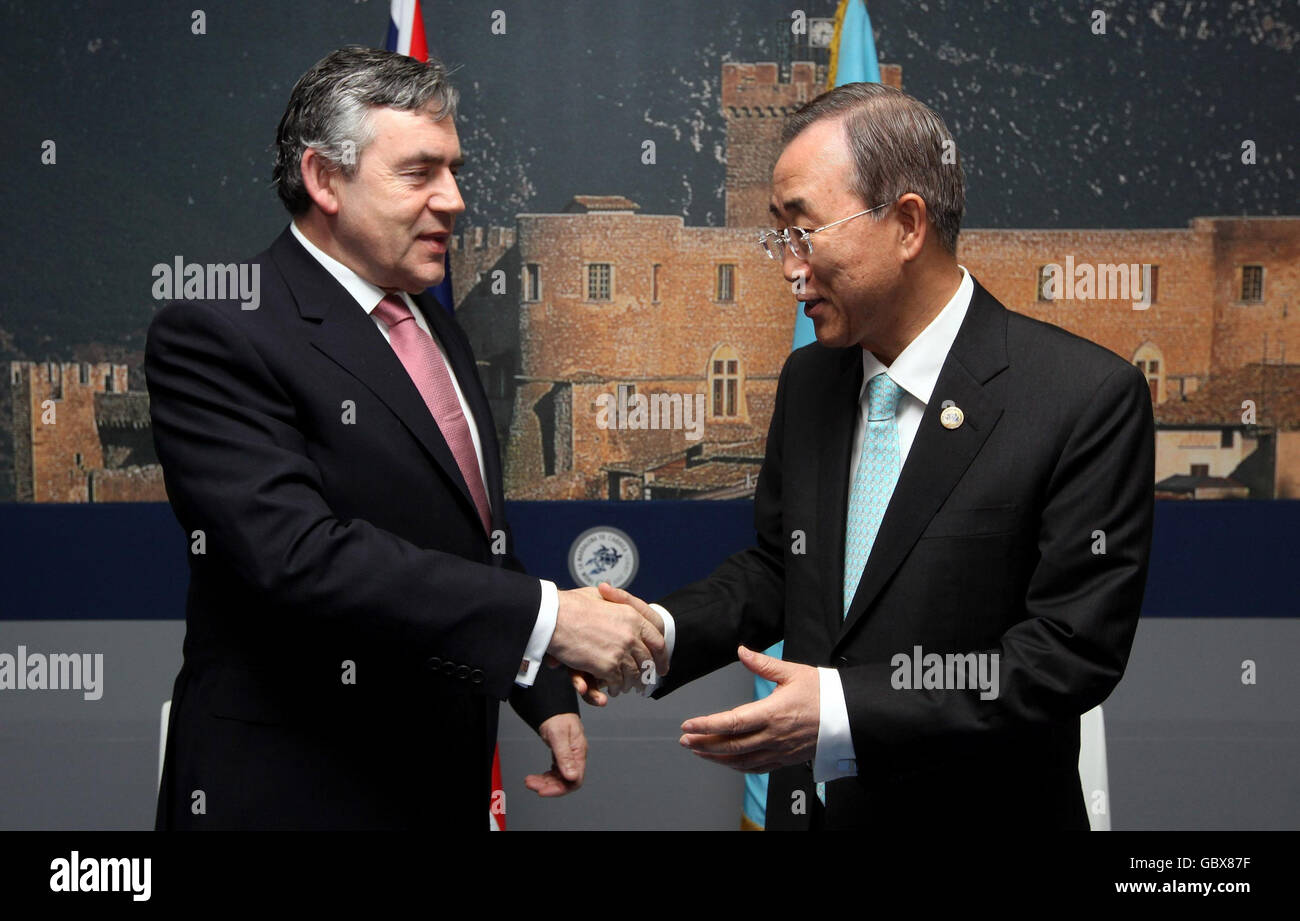 Premierminister Gordon Brown (links) und UN-Generalsekretär Ban KI Moon treffen sich am zweiten Tag des G8-Gipfels in L'Aquila, Italien. Stockfoto