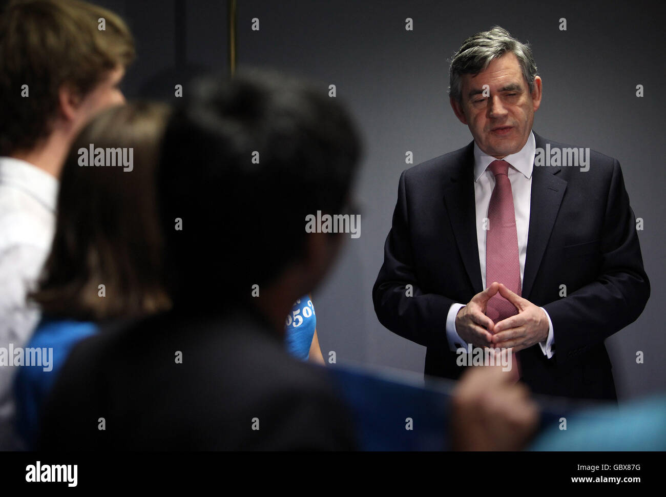 Premierminister Gordon Brown trifft sich am zweiten Tag des G8-Gipfels in L'Aquila, Italien, mit Jugendklimaaktivisten. Stockfoto