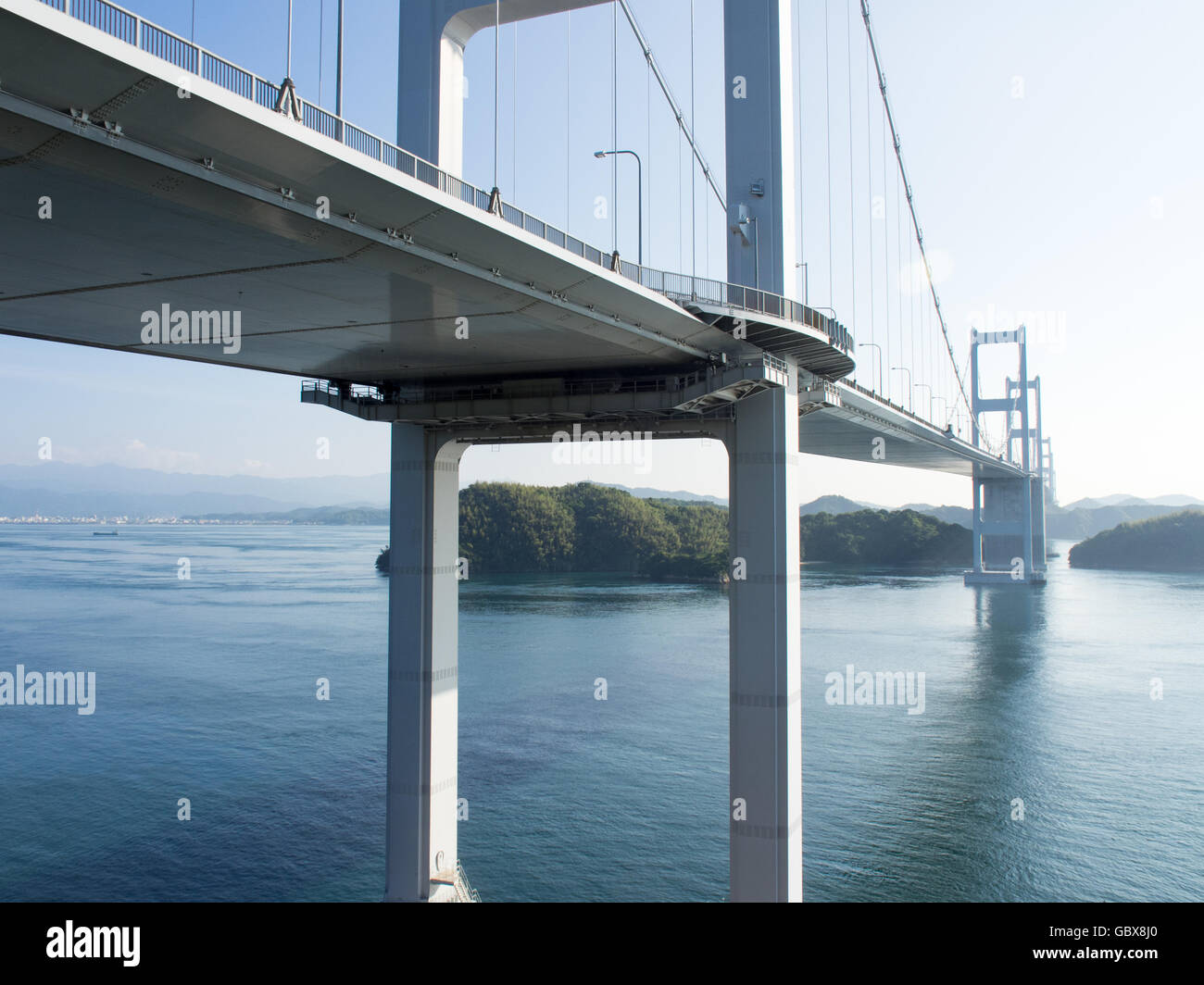 Die Kurushima-Kaikyo-Brücken verbinden die Inseln Oshima und Shikoku in der Seto-Inlandsee. Stockfoto