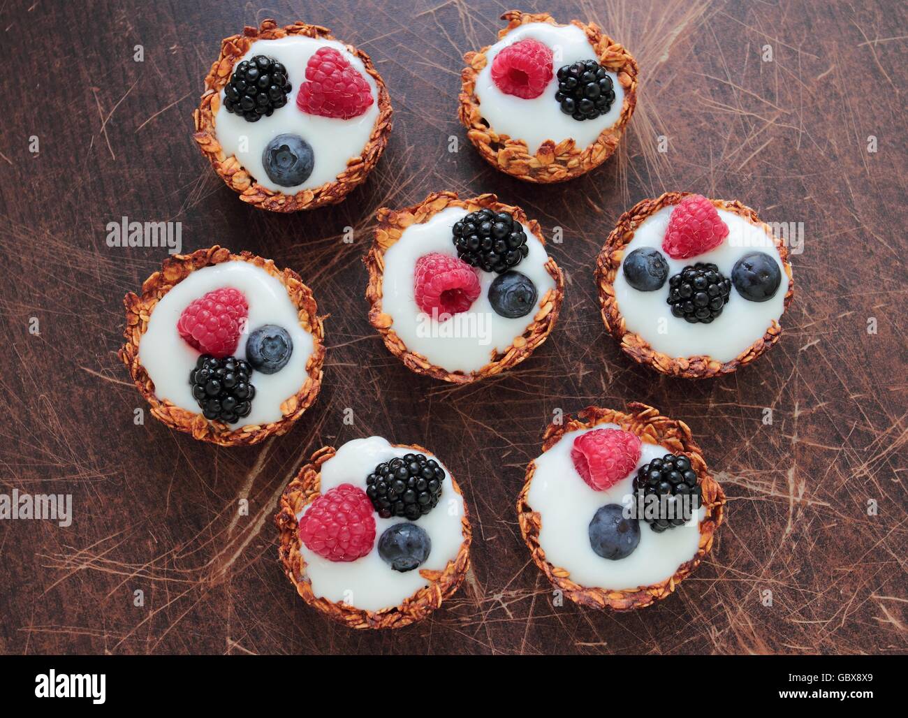 Hausgemachte Haferflocken Kuchen mit leichten Joghurt und frische Brombeeren, Himbeeren und Heidelbeeren Stockfoto