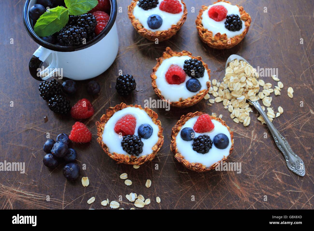 Hafer-Cookies mit leichten Joghurt und frischen Früchten Stockfoto