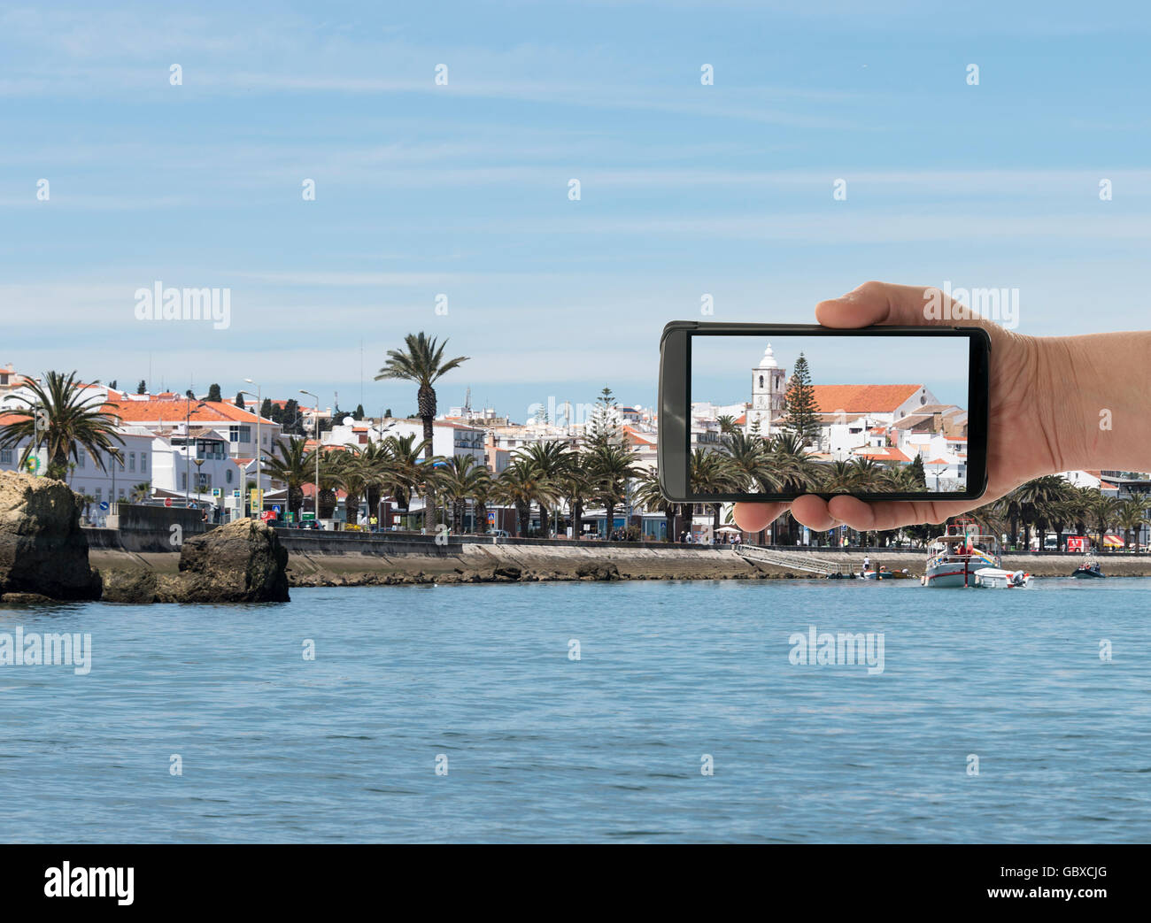 Touristen machen Foto mit Handy der Stadt von Lagos Algarve in Portugal Stockfoto