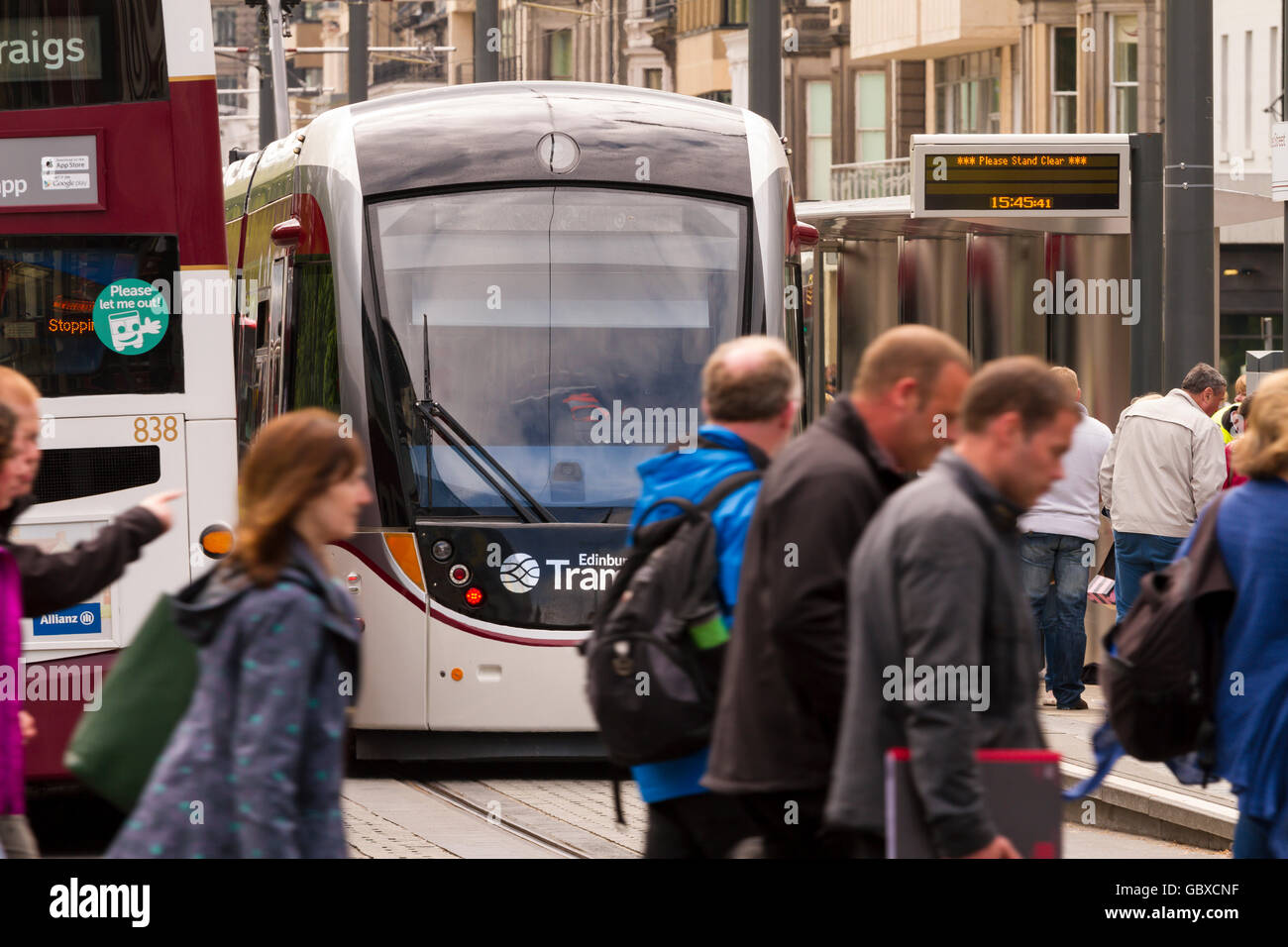 Straßenbahn kommt am Bahnsteig, Princes Street, Edinburgh, Schottland Stockfoto