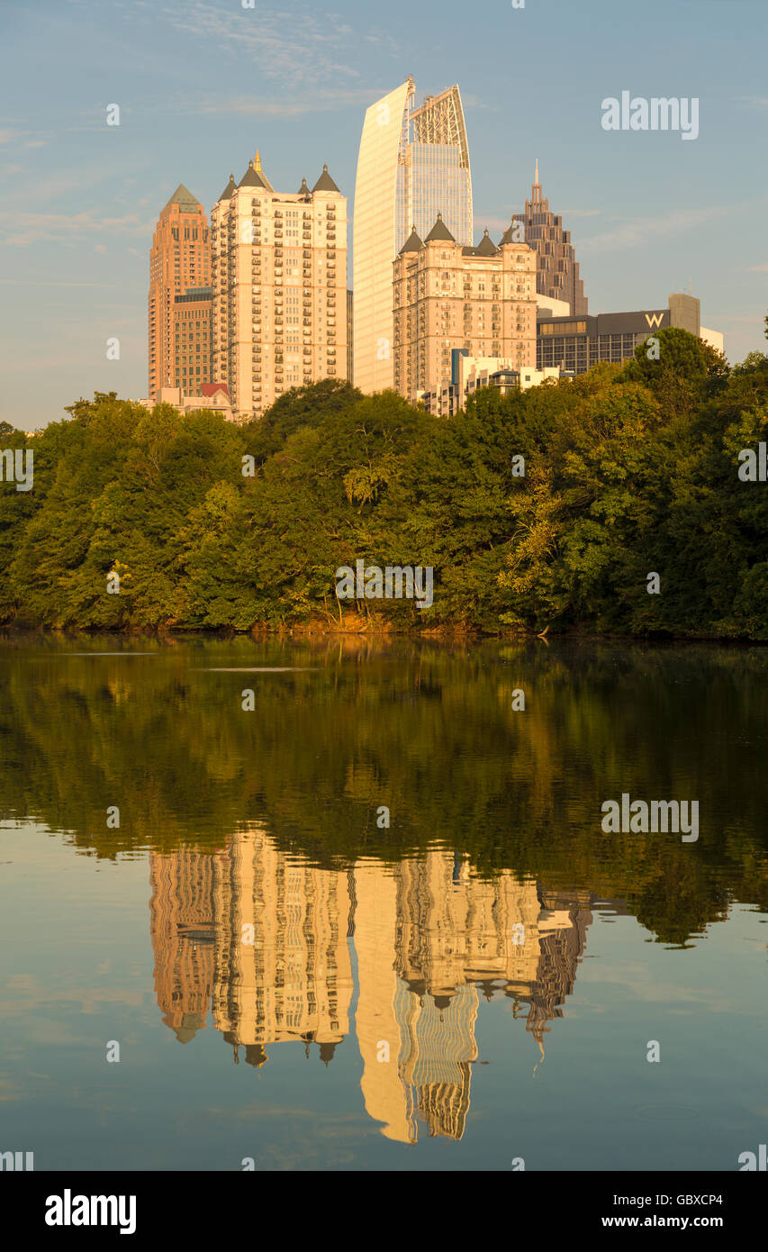Skyline von Atlanta mit Wasserspiegelungen Piedmont Park, USA Stockfoto
