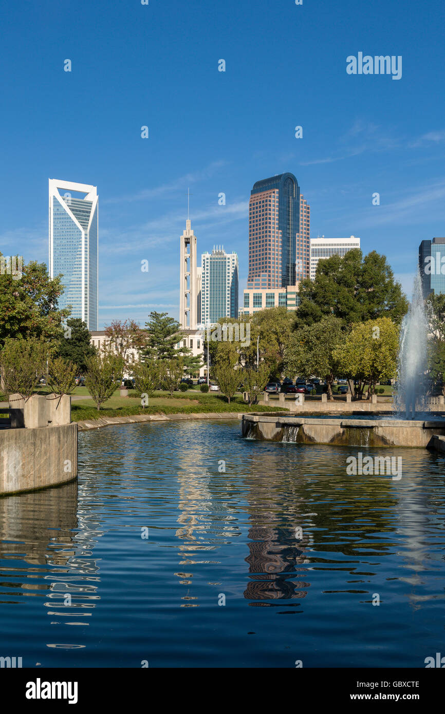 Skyline von Charlotte spiegelt sich im Wasser, NC, USA Stockfoto