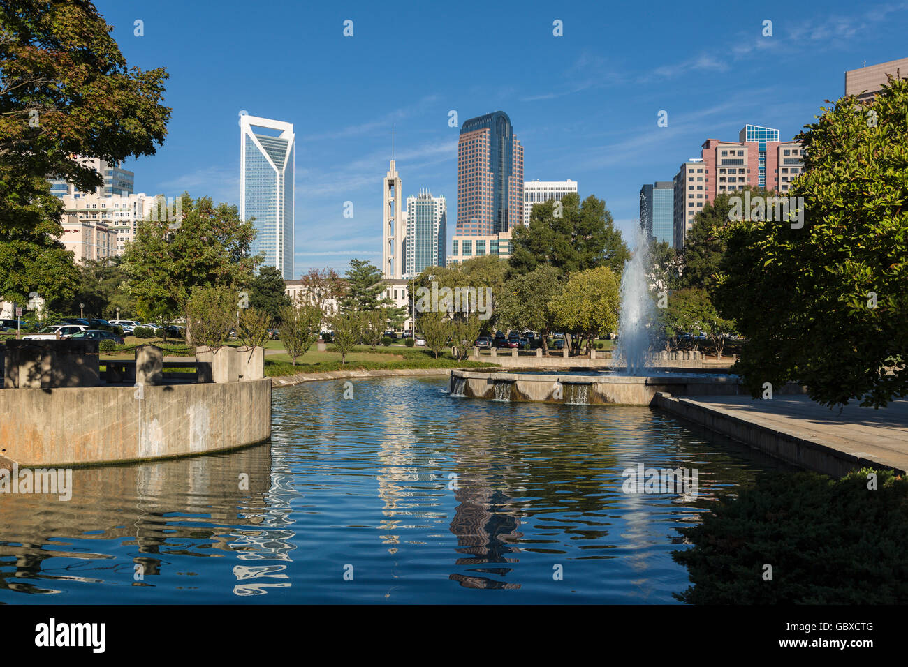 Skyline von Charlotte spiegelt sich im Wasser, NC, USA Stockfoto
