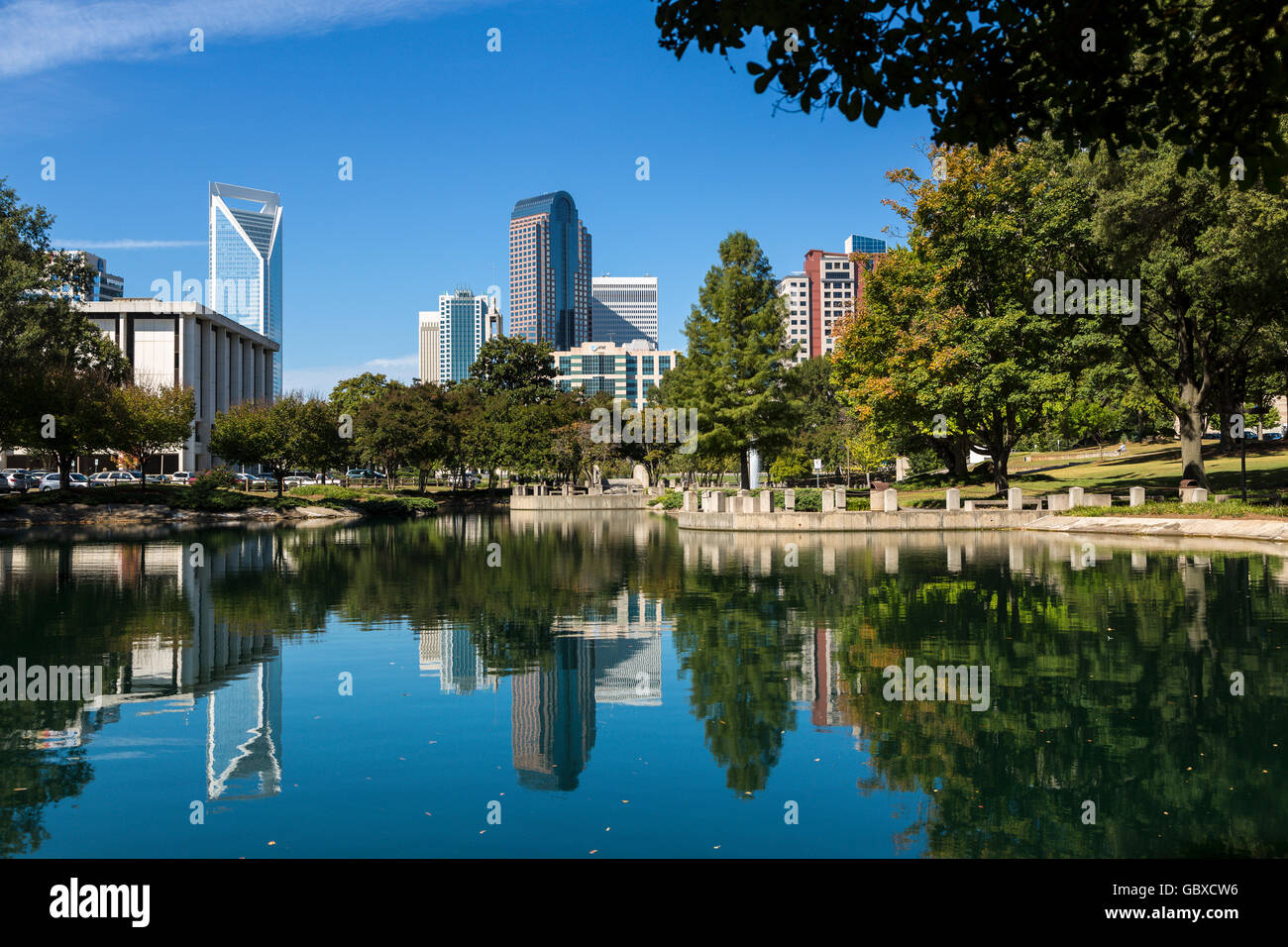 Skyline von Charlotte spiegelt sich im Wasser, NC, USA Stockfoto