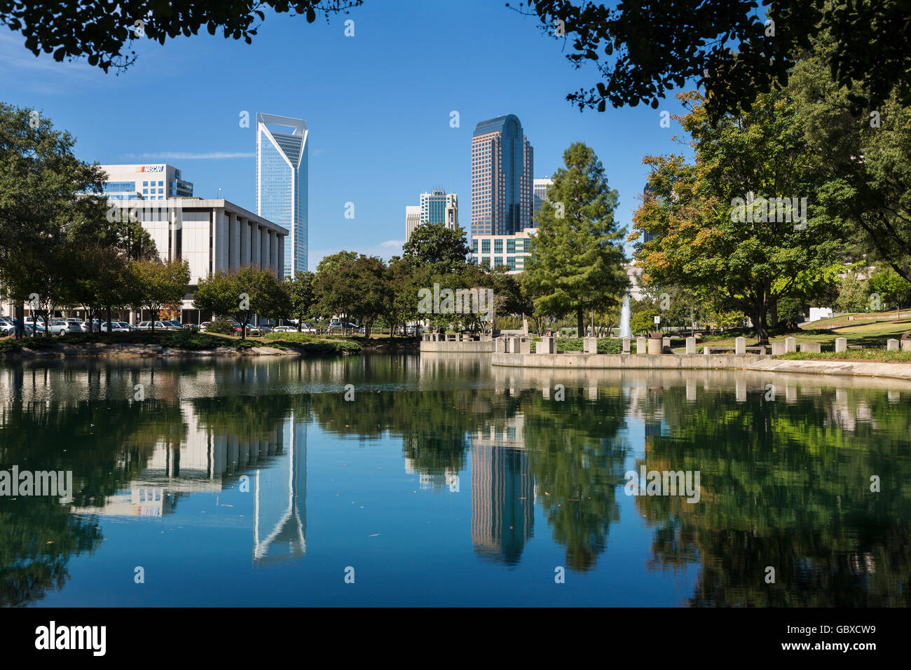 Skyline von Charlotte spiegelt sich im Wasser, NC, USA Stockfoto