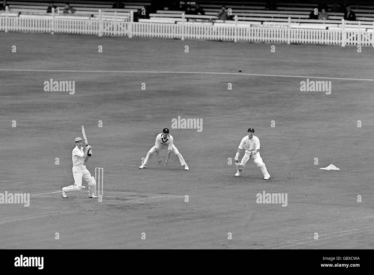 Edward Craig von der Cambridge University (l) lobt den Ball über das Mid-Wicket, beobachtet von Wicketkeeper Nicholas Majendie der Oxford University (r) Stockfoto