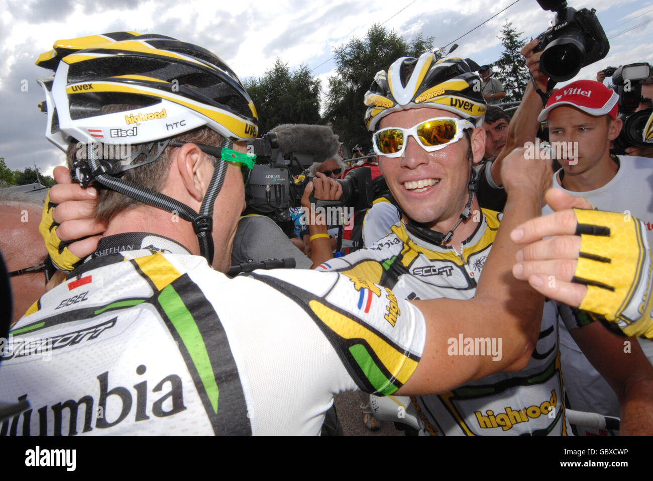 Columbia's Mark Cavendish wird von Teamkollegen nach dem Sieg in der elften Etappe der Tour de France zwischen Vatan und Saint-Fargeau, Frankreich, gratuliert. Stockfoto