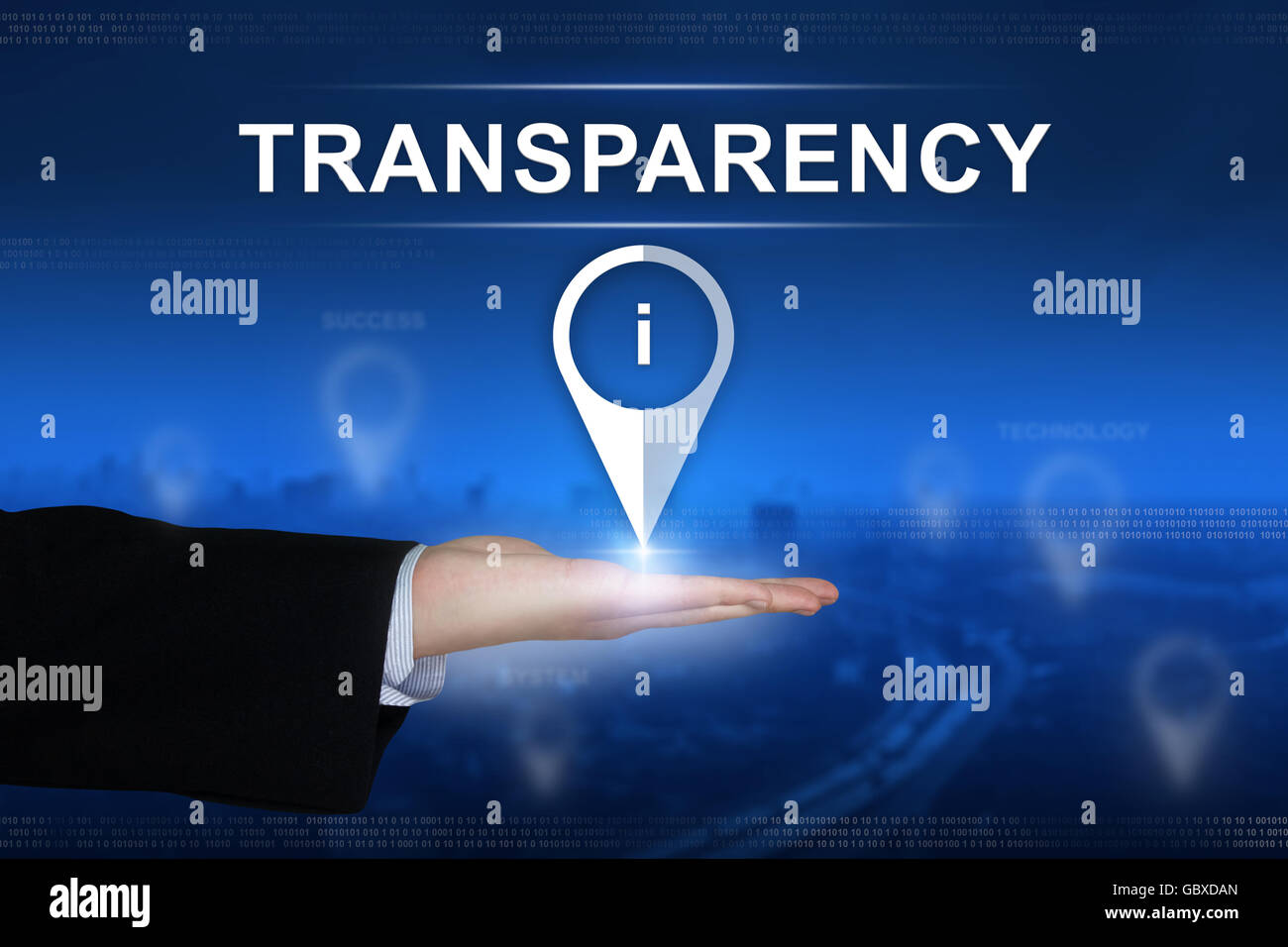 Schaltfläche "Transparenz" mit hand auf unscharfen Hintergrund Stockfoto