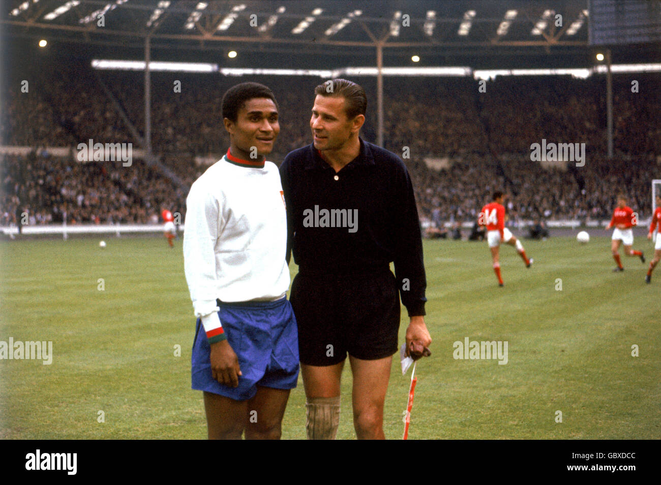 Portugals Eusebio (l) chattet mit dem UdSSR-Torwart Lew Yashin (r) Vor dem Spiel Stockfoto