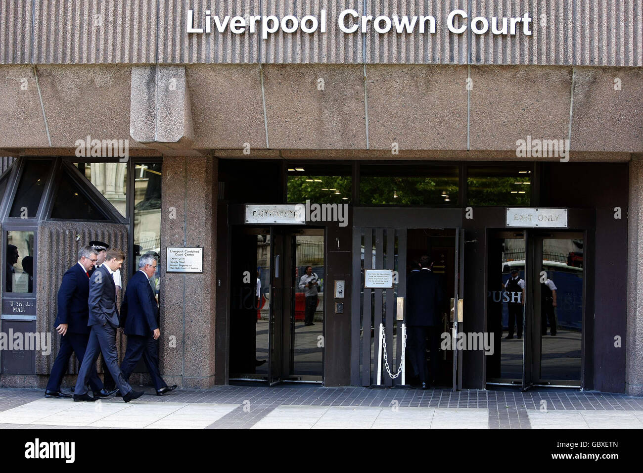 Der Liverpooler Fußballspieler Steven Gerrard kommt zum Beginn seines Prozesses wegen seiner angeblichen Beteiligung an einer Schlägerei im Nachtclub am Liverpooler Crown Court an. Stockfoto