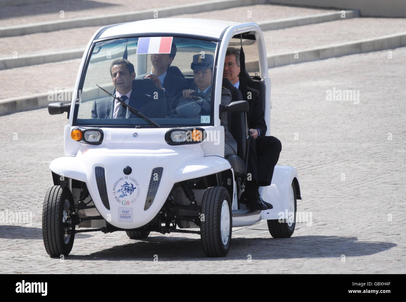 Der französische Präsident Nicolas Sarkozy kommt in einem Golfwagen an, um mit anderen G8-Führern am G8-Gipfel in L'Aquilla, Italien, am Major Economies Forum teilzunehmen. Stockfoto