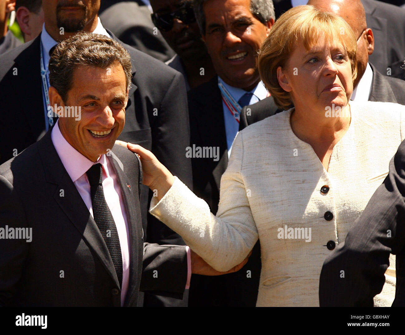 Bundeskanzlerin Angela Merkel und der französische Präsident Nicolas Sarkozy machen sich auf die Bühne, auf der die Staats- und Regierungschefs der G8-Staaten und der G5-Staaten am zweiten Tag des G8-Gipfels in L'Aquila, Italien, für ein "Familienfoto" posieren werden. Stockfoto