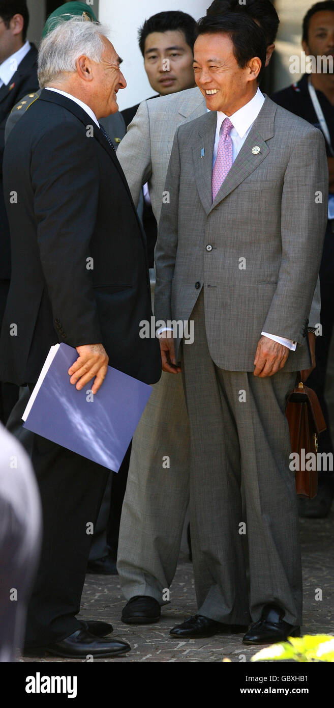 Der japanische Premierminister Tara Aso (rechts) chattet mit Dominique Strauss-Kahn, dem Chef des IWF, bevor er sich auf die Bühne begibt, auf der die Führer der G8-Staaten und der G5-Staaten am zweiten Tag des G8-Gipfels in L'Aquila für ein „Familienfoto“ posieren werden, Italien. Stockfoto
